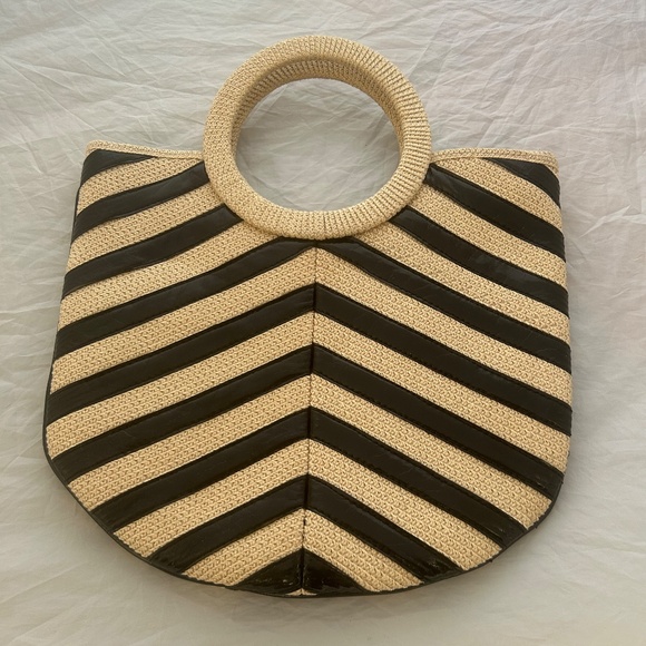 Vintage Liz Claiborne Black and Cream Chevron Flat Bag with Hoop Handles - Picture 2 of 11